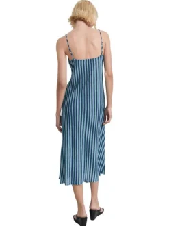 Robe longue bleu imprimée avec une coupe droite à col v et des bretelles