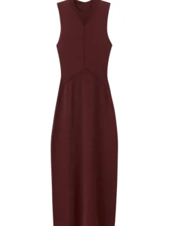 Robe longue bordeaux unie pourvue d'une coupe ajustée et un col rond