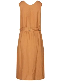 Robe longue brique unie pourvue d'une coupe large et d'un décolleté en V