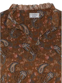 Robe longue caramel imprimée cachemire avec une coupe patineuse col ruffle et à manches longues