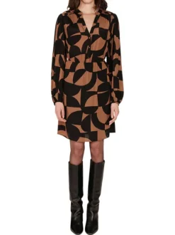 Robe longue chocolat imprimée avec une coupe droite et un col rond fendu