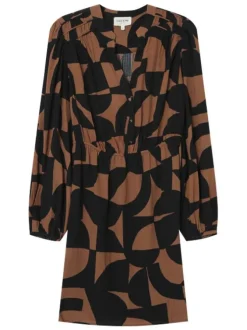 Robe longue chocolat imprimée avec une coupe droite et un col rond fendu