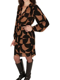 Robe longue chocolat imprimée avec une coupe droite et un col rond fendu