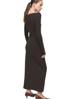 Robe longue chocolat uni avec une coupe ajustée et un col bateau