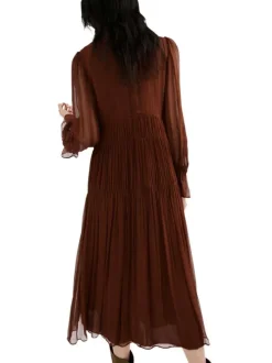 Robe longue chocolat unie pourvue d'une coupe droite et d'un col montant