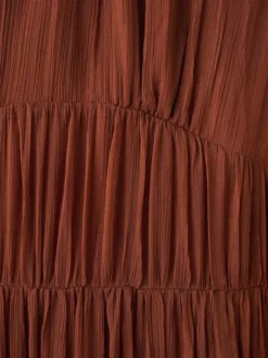 Robe longue chocolat unie pourvue d'une coupe droite et d'un col montant
