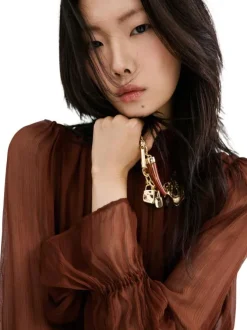 Robe longue chocolat unie pourvue d'une coupe droite et d'un col montant