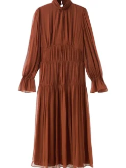 Robe longue chocolat unie pourvue d'une coupe droite et d'un col montant