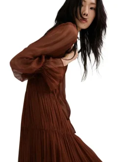Robe longue chocolat unie pourvue d'une coupe droite et d'un col montant