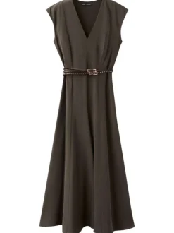 Robe longue chocolat unie pourvue d'une coupe évasée et d'un col v