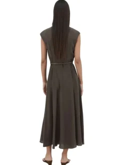 Robe longue chocolat unie pourvue d'une coupe évasée et d'un col v
