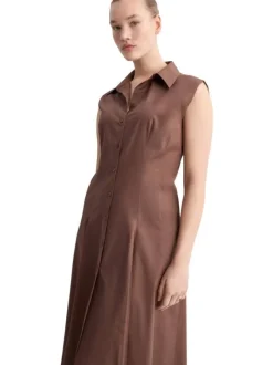 Robe longue chocolat unie sans manche pourvue d'une coupe évasée