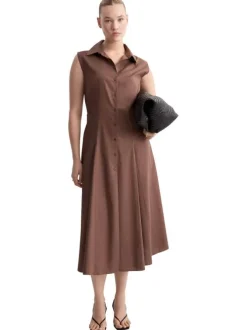 Robe longue chocolat unie sans manche pourvue d'une coupe évasée