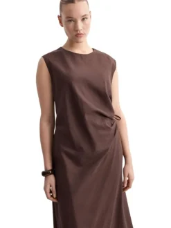 Robe longue chocolat unie sans manche pourvue d'une coupe évasée
