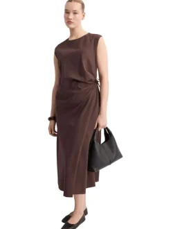 Robe longue chocolat unie sans manche pourvue d'une coupe évasée