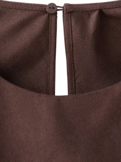 Robe longue chocolat unie sans manche pourvue d'une coupe évasée
