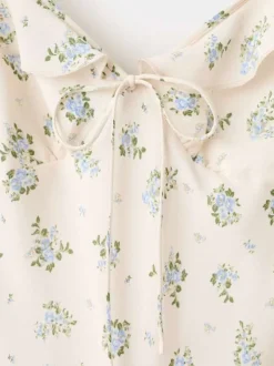 Robe longue écrue à motifs pourvue d'une coupe évasée et d'un col en v