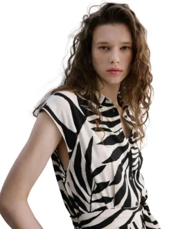 Robe longue écrue à motifs pourvue d'une fermeture boutonnée