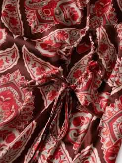 Robe longue Dakota à coupe midi ample, imprimé baroque rouge intégral, à manches longues et nouée à la taille