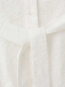 Robe longue en coton blanche unie pourvue d'une coupe évasée