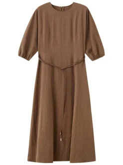 Robe longue en coton chocolat unie avec une coupe droite et un col rond
