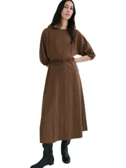 Robe longue en coton chocolat unie avec une coupe droite et un col rond