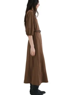 Robe longue en coton chocolat unie avec une coupe droite et un col rond