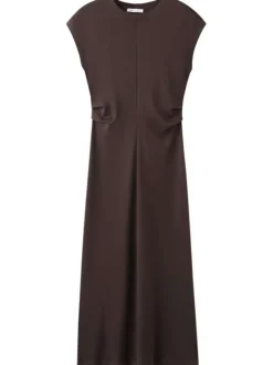 Robe longue en coton chocolat unie pourvue d'un col rond et d'une coupe ajustée