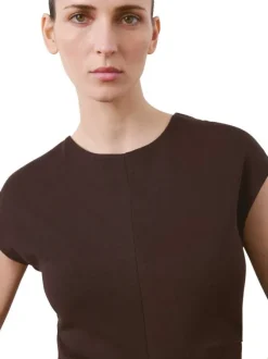Robe longue en coton chocolat unie pourvue d'un col rond et d'une coupe ajustée