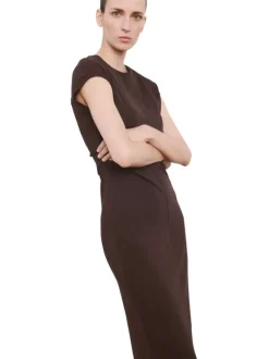 Robe longue en coton chocolat unie pourvue d'un col rond et d'une coupe ajustée