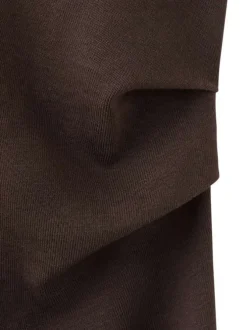 Robe longue en coton chocolat unie pourvue d'un col rond et d'une coupe ajustée