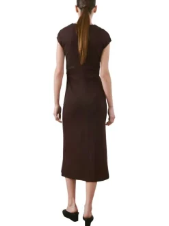 Robe longue en coton chocolat unie pourvue d'un col rond et d'une coupe ajustée