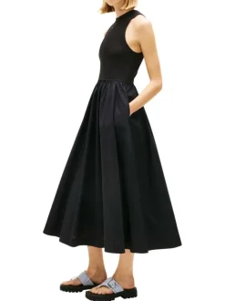Robe longue en coton noire unie avec une coupe cintrée et un col rond