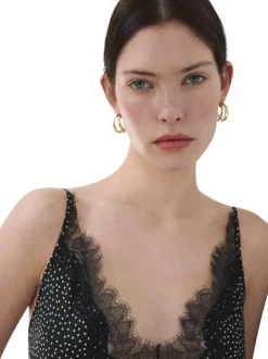 Robe longue en coton noire unie avec une coupe droite en col v