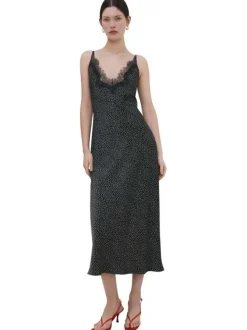 Robe longue en coton noire unie avec une coupe droite en col v