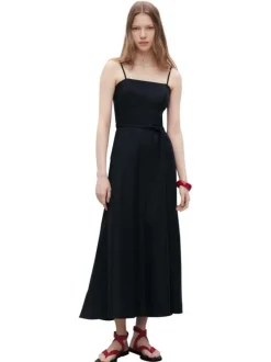 Robe longue en coton noir unie avec une coupe droite et un col rond