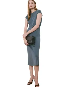 Robe longue en lin gris clair unie pourvue d'une coupe ajustée et d'un col rond