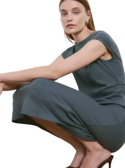 Robe longue en lin gris clair unie pourvue d'une coupe ajustée et d'un col rond