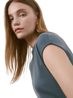 Robe longue en lin gris clair unie pourvue d'une coupe ajustée et d'un col rond