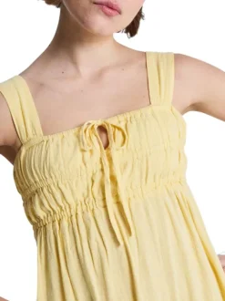 Robe longue jaune à coupe droite pourvue d'un col carré et de larges bretelles