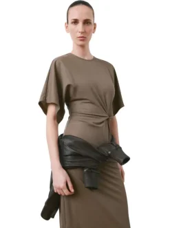 Robe longue kaki unie pourvue de manches courtes et d'une coupe ajustée