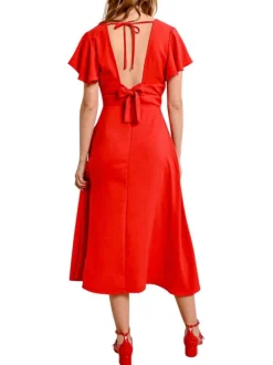 Robe longue manches courtes rouge unie à coupe droite avec un col v
