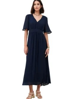 Robe longue marine unie avec une coupe cintrée et des manches courtes