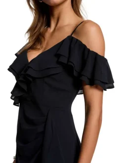 Robe longue marine unie pourvue d’une coupe asymétrique et d’un col en V