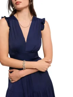 Robe longue marine unie pourvue d'une coupe évasée et d'un col en V