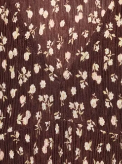 Robe longue marron à imprimé floral avec une coupe droite et un col v
