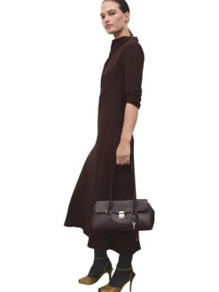 Robe longue marron pourvue d'un col montant et de manches longues