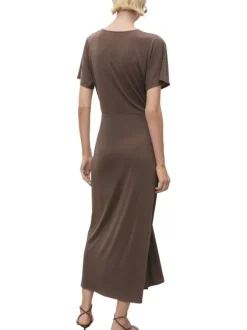 Robe longue marron unie avec une coupe droite à col v et des manches courtes