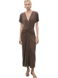 Robe longue marron unie avec une coupe droite à col v et des manches courtes