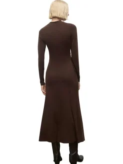 Robe longue marron unie pourvue d'un col montant et de manches longues